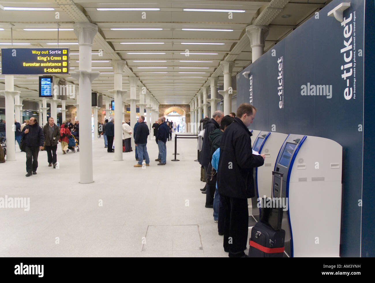Menschen, die mit E-Ticket-Automaten am Bahnhof St Pancras International Eurostar in london Stockfoto