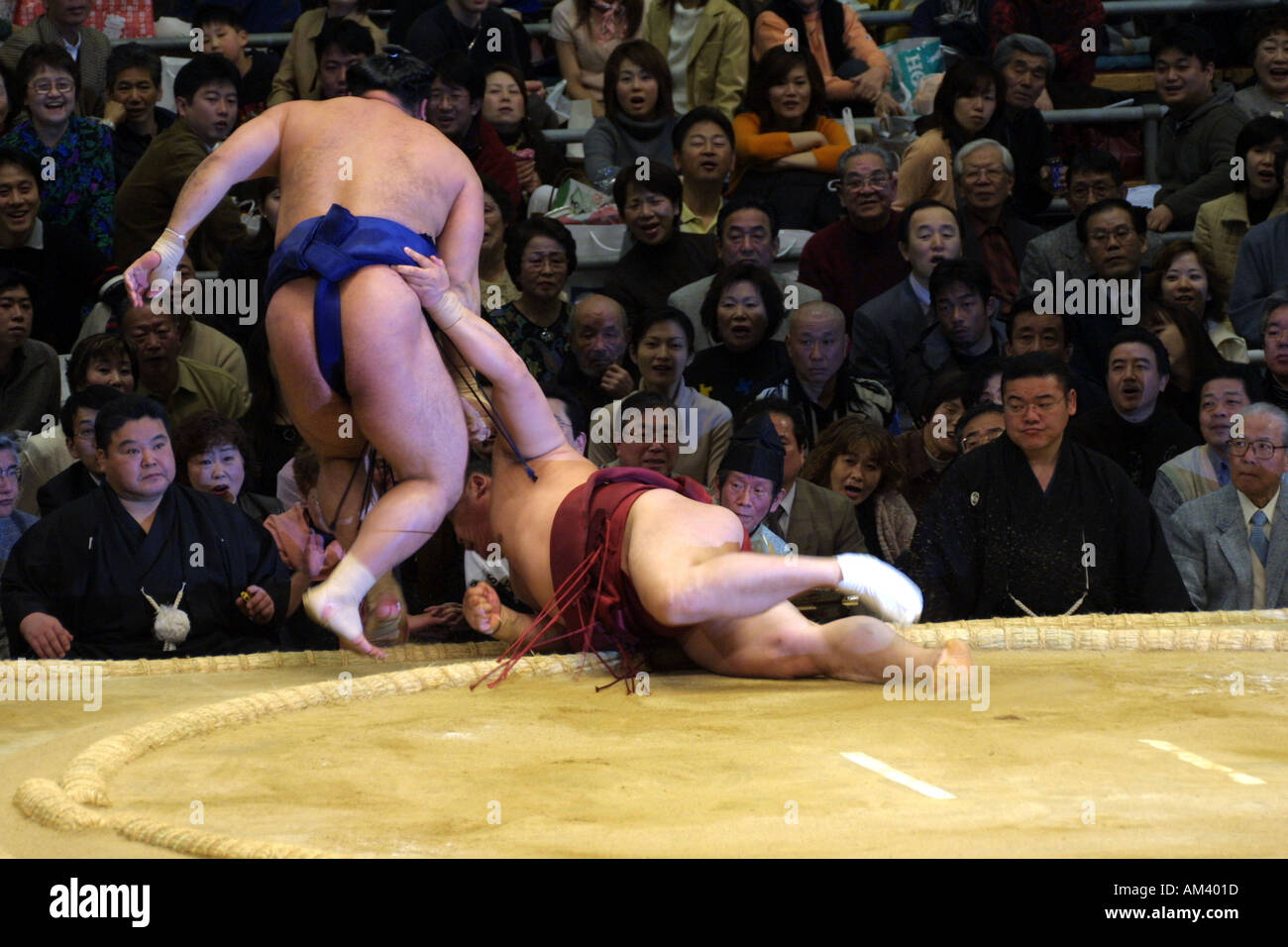 Punkt des Sieges für ein Sumo-Ringer an den Frühling-Sumo-Wrestling-Turnier in Osaka Stadt Kansai Region Japan Asien Stockfoto
