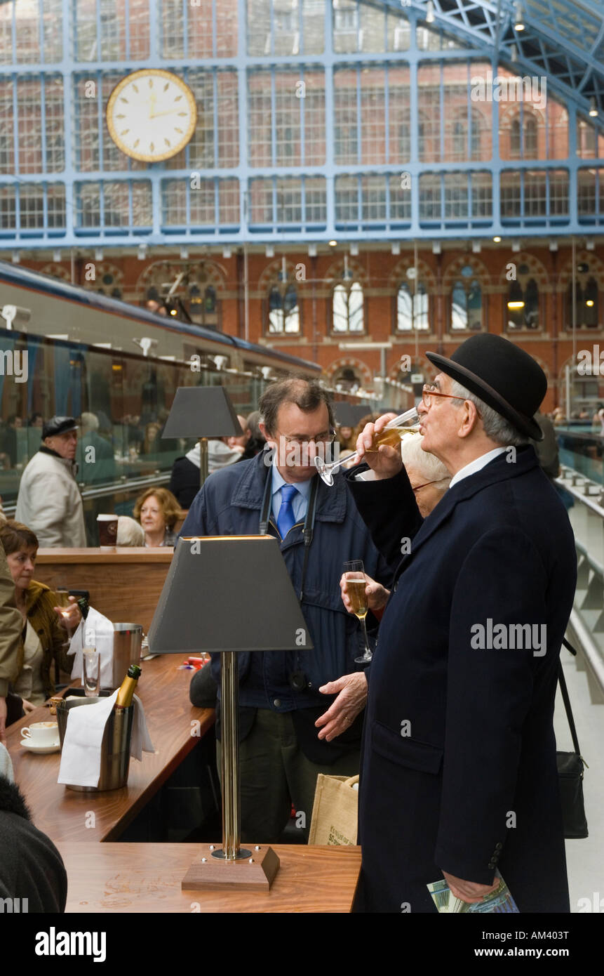 Ein Mann in eine Melone trinken Champagner in der Champagner-Bar im Bahnhof St Pancras International Eurostar in London Stockfoto