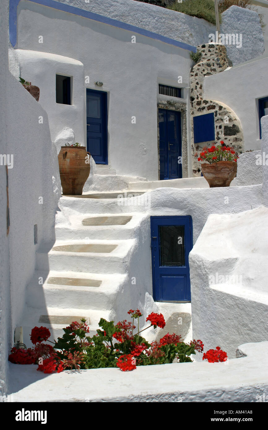 Typisch weiß getünchten Schritte in einem kleinen Hotel am berühmten griechischen Vulkaninsel Santorin in Griechenland Europa Stockfoto
