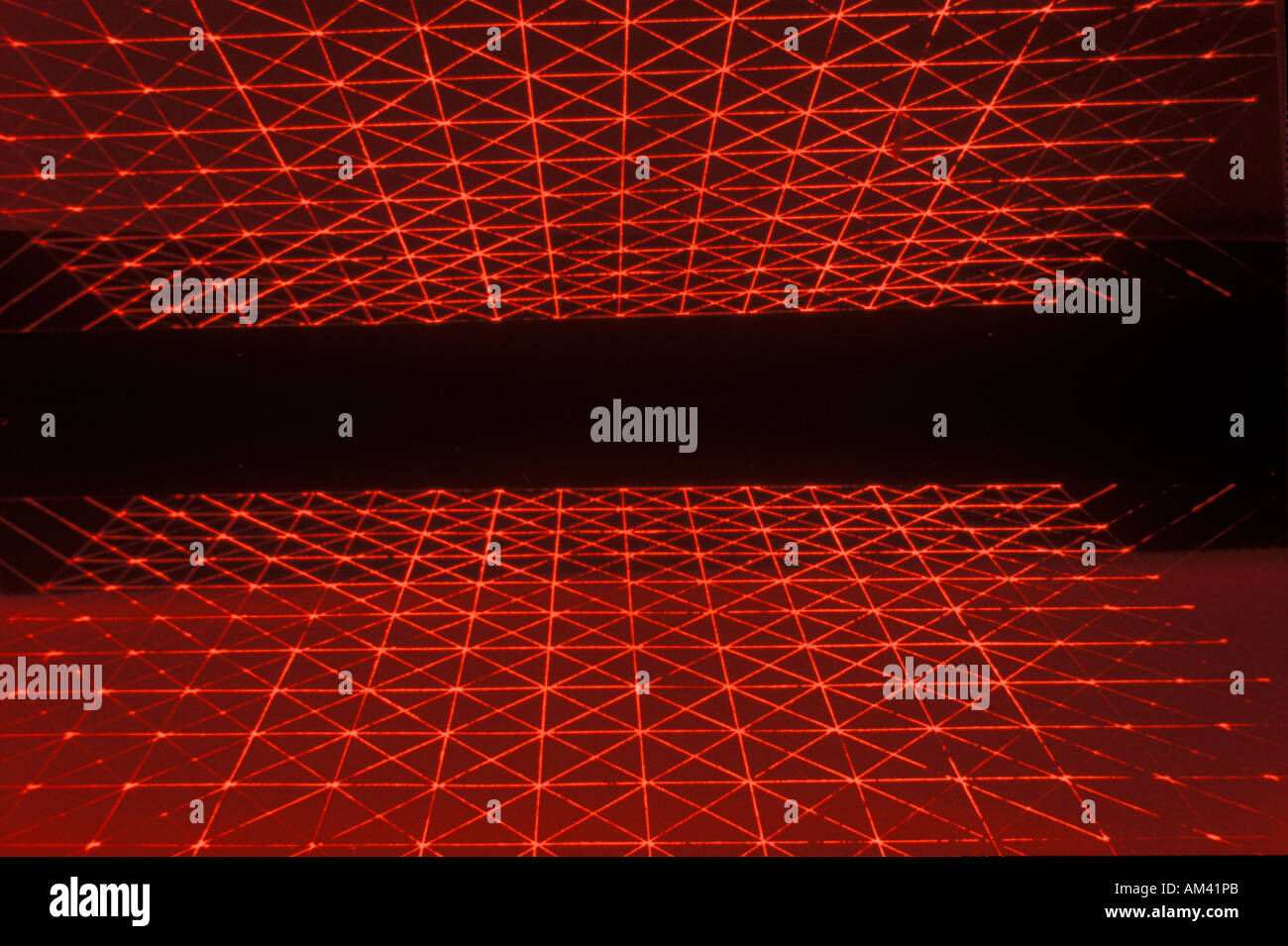 Raum Spezialeffekte Verbund der gegnerischen Raster von rotem Laserlicht gegen einen schwarzen sternlosen Himmel Stockfoto
