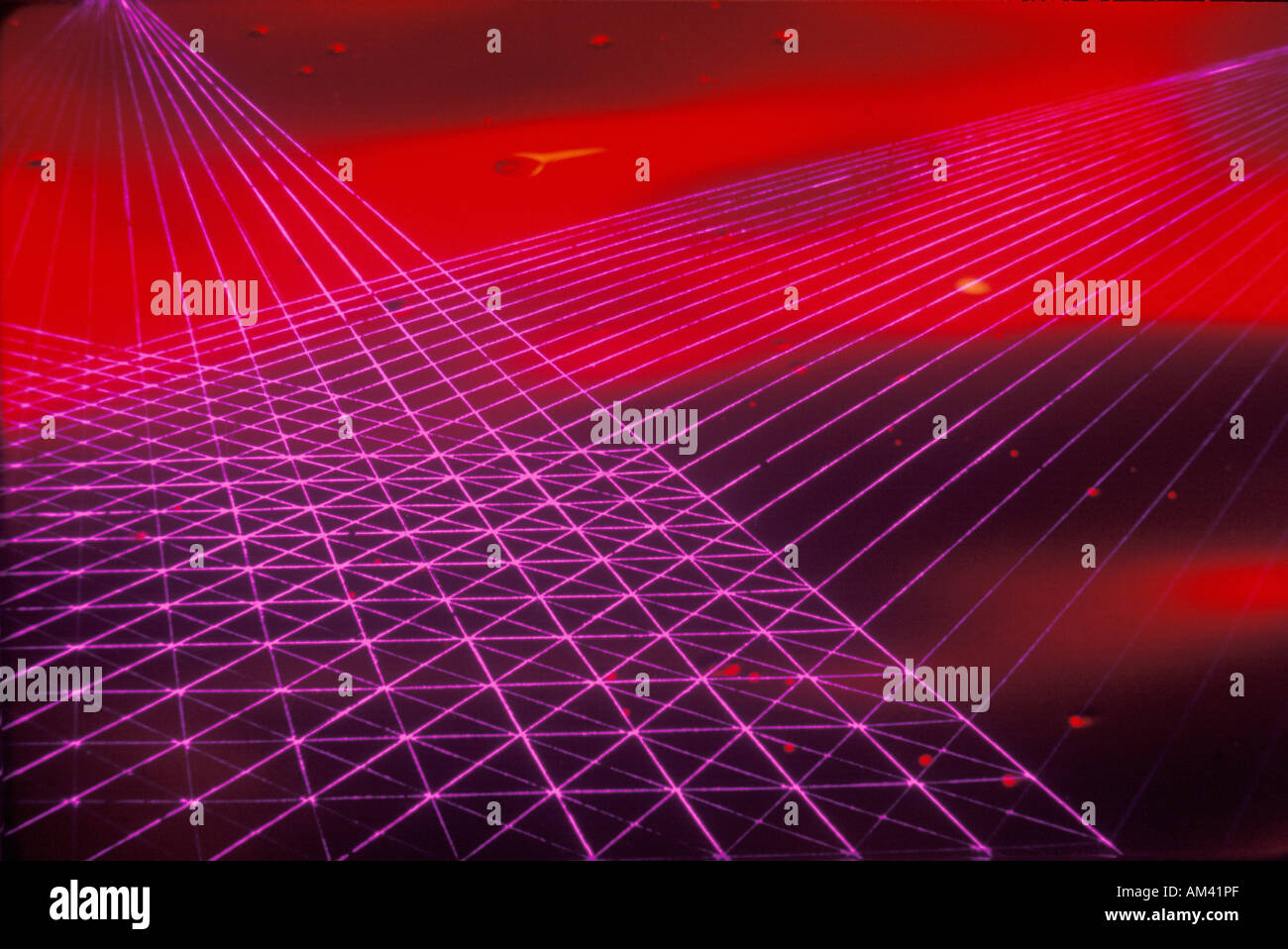Raum Spezialeffekte Komposit konvergierende Netze von Magenta Laserlicht gegen einen roten nebligen Himmel Stockfoto