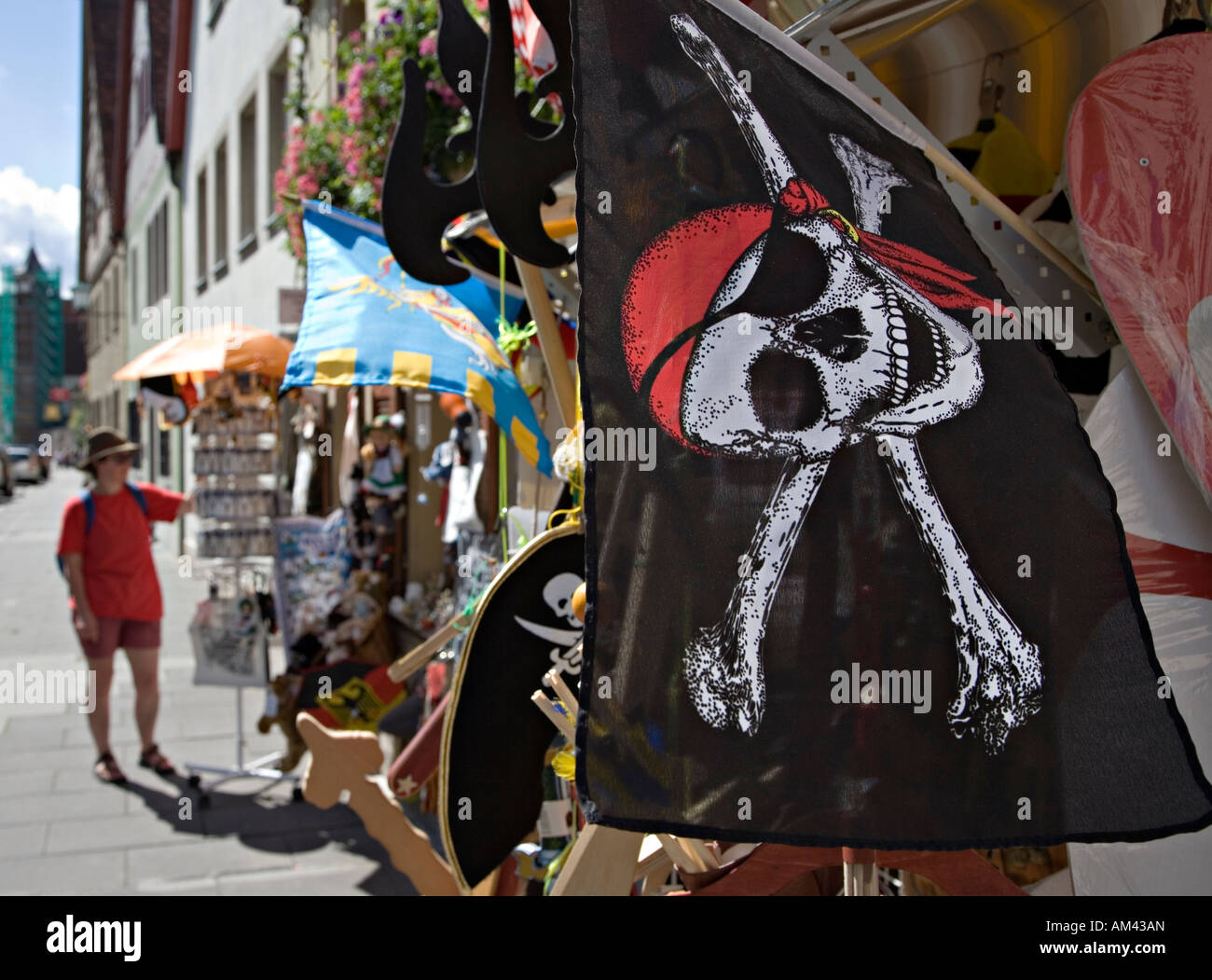 Totenkopf Souvenir-Fahne im Shop mit Touristen die Wahl Geschenke im Hintergrund Rothenberg Deutschland Stockfoto