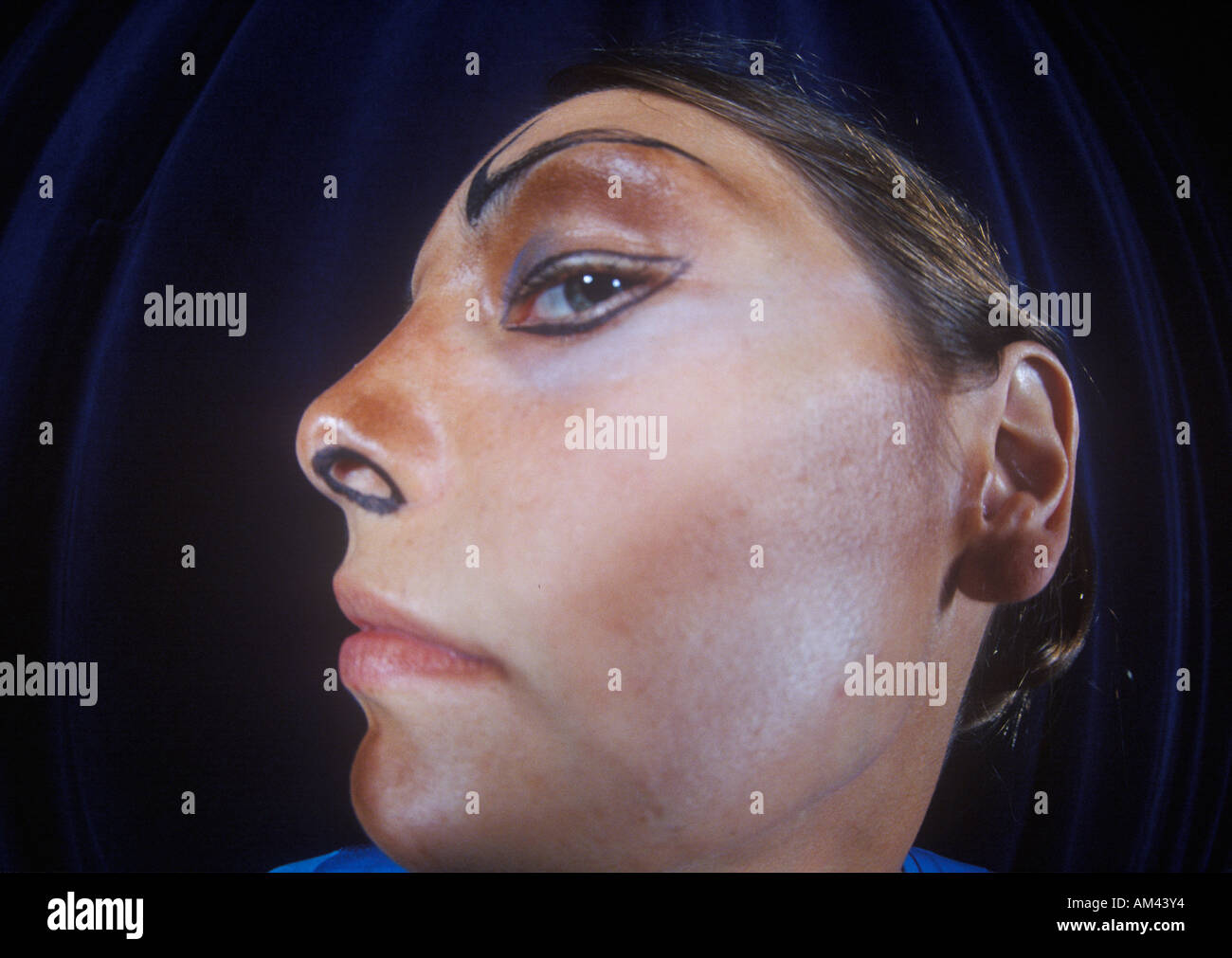 Seitenansicht von einem Schauspieler s Gesicht mit schwarzen Make-up hautnah Stockfoto