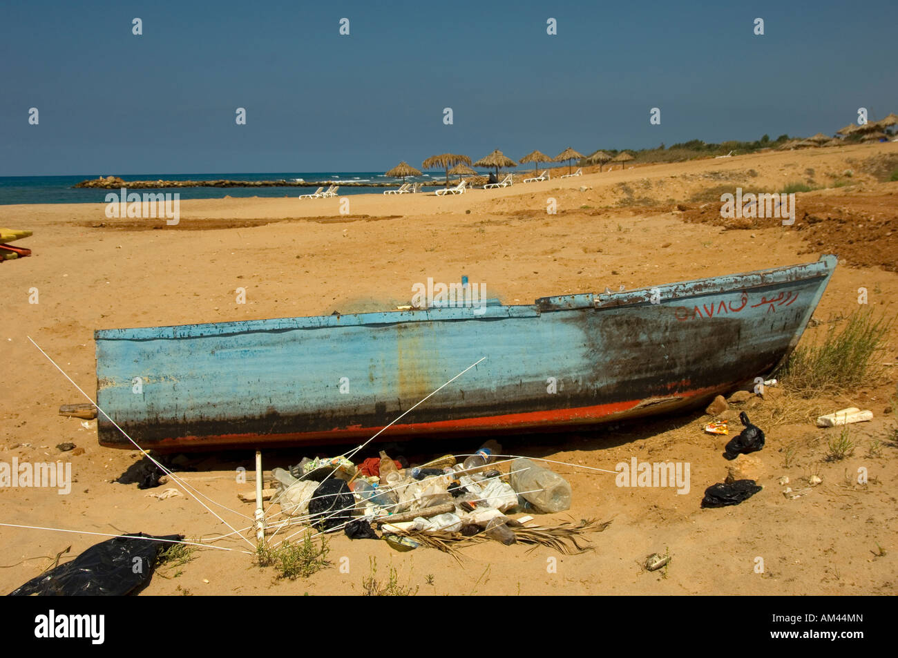 altes Ruderboot auf dem sand Stockfoto