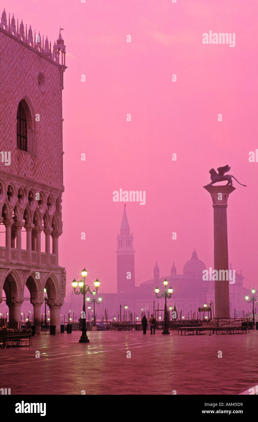 Italien Venedig Aussicht von San Giorgio Maggiore von der Piazzetta San Marco und die Spalte von San Marco mit einem rosa Himmel im Morgengrauen Stockfoto