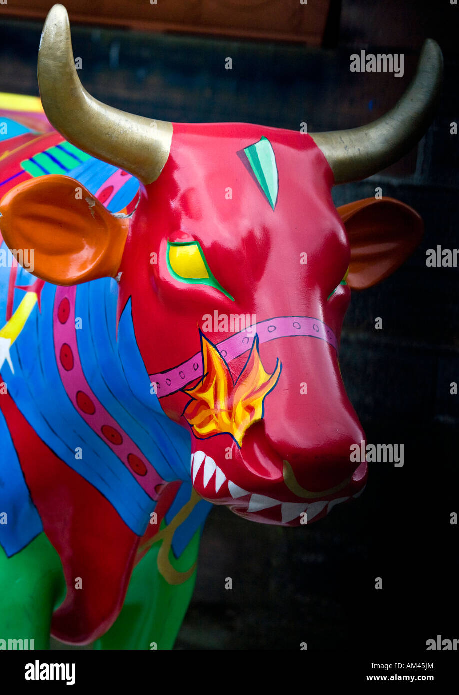 Diese bunt bemalte Fiberglas-Kuh war eines der Mitglieder von der Cow Parade, als es in Edinburgh war. Stockfoto