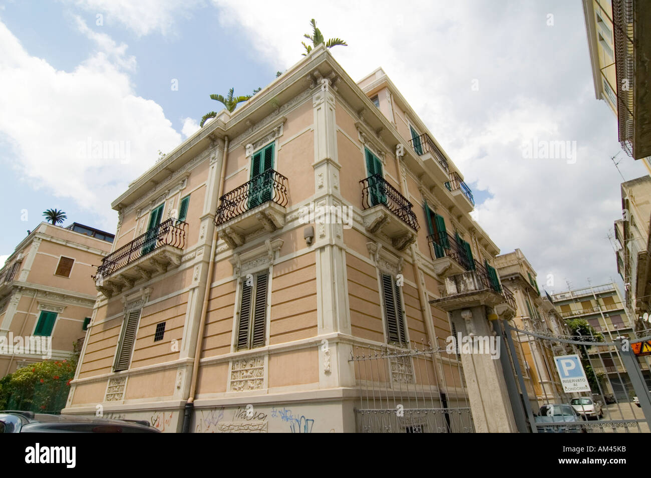 Ein Gebäude in der Nähe des Doms in der Altstadt von Messina Sizilien Italien an einem Sonntagnachmittag Juli 2006 Stockfoto