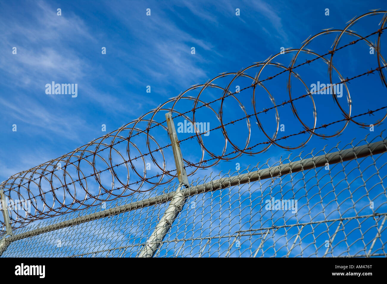 Kettenglied Sicherheitszaun mit Stacheldraht Stacheldraht. Stockfoto