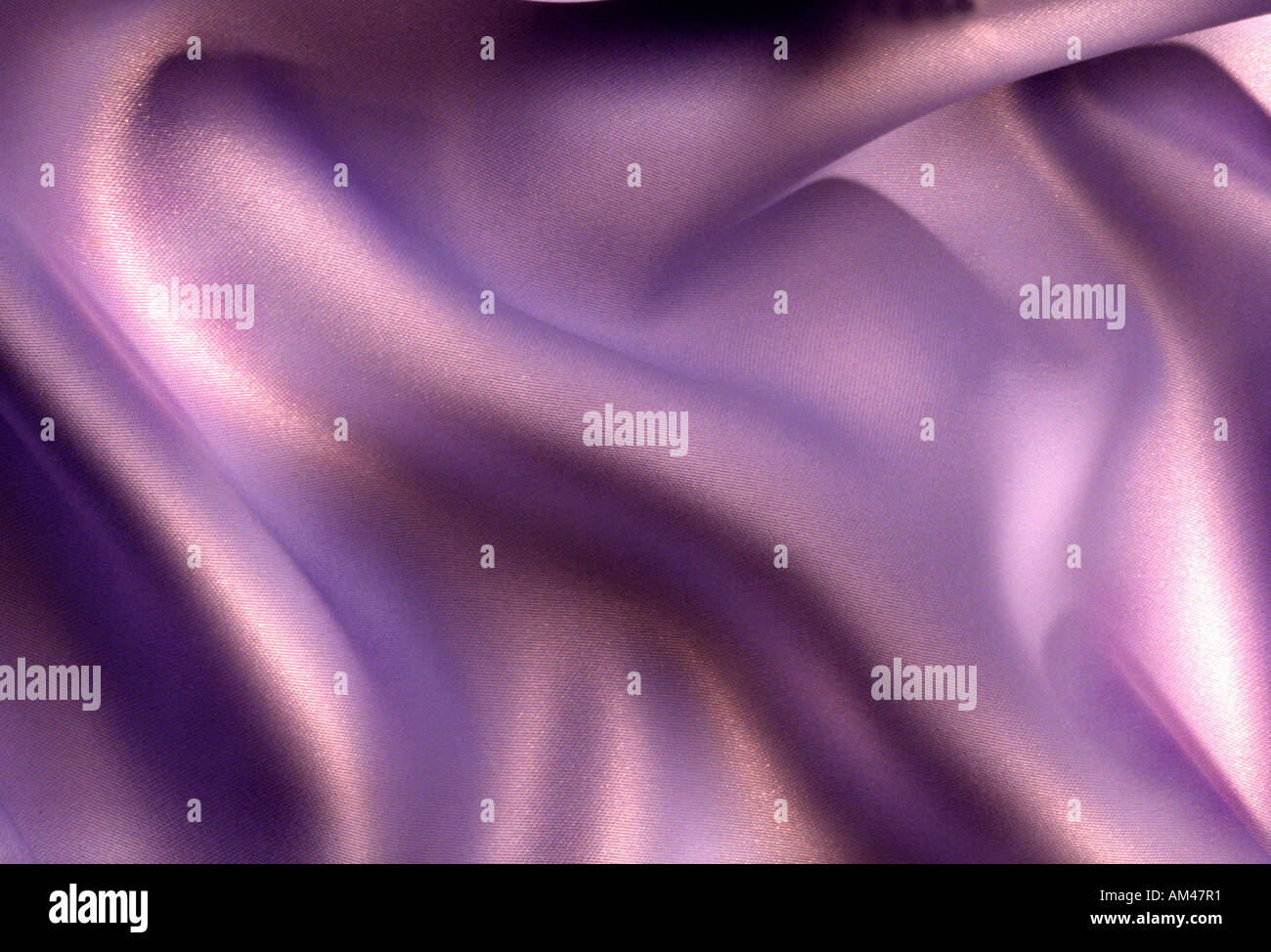 Rosafarbenes Seidenmaterial mit Rüschen Stockfoto