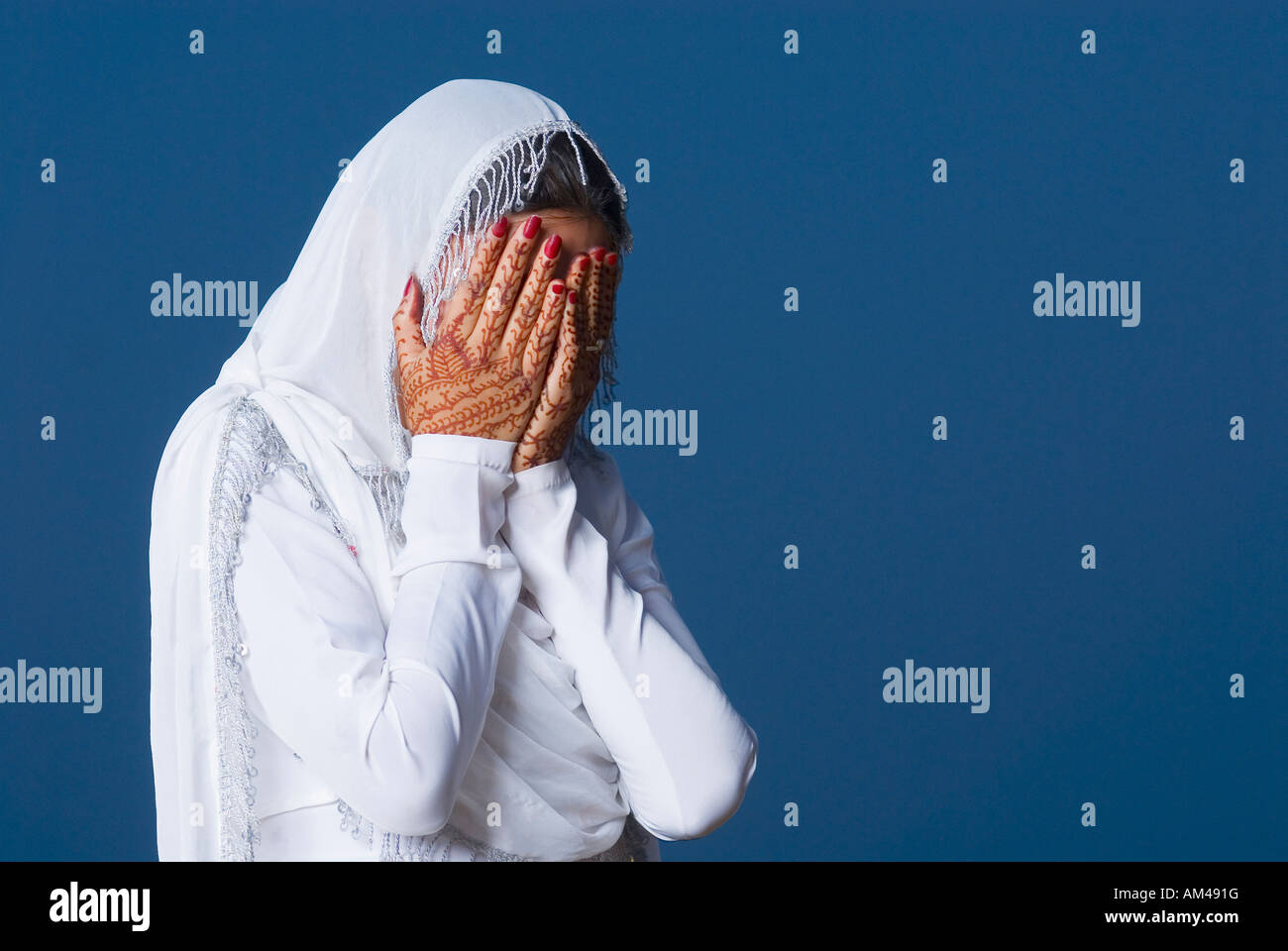 Nahaufnahme einer jungen Frau bedeckte ihr Gesicht mit den Händen Stockfoto