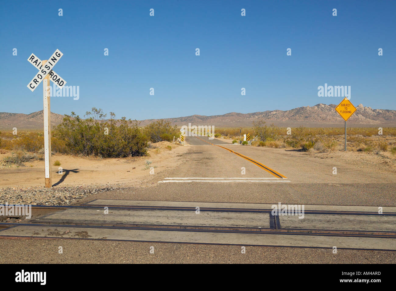 Railroad Crossing Schild und Kreuzung in Mojave-Wüste von Südkalifornien Stockfoto