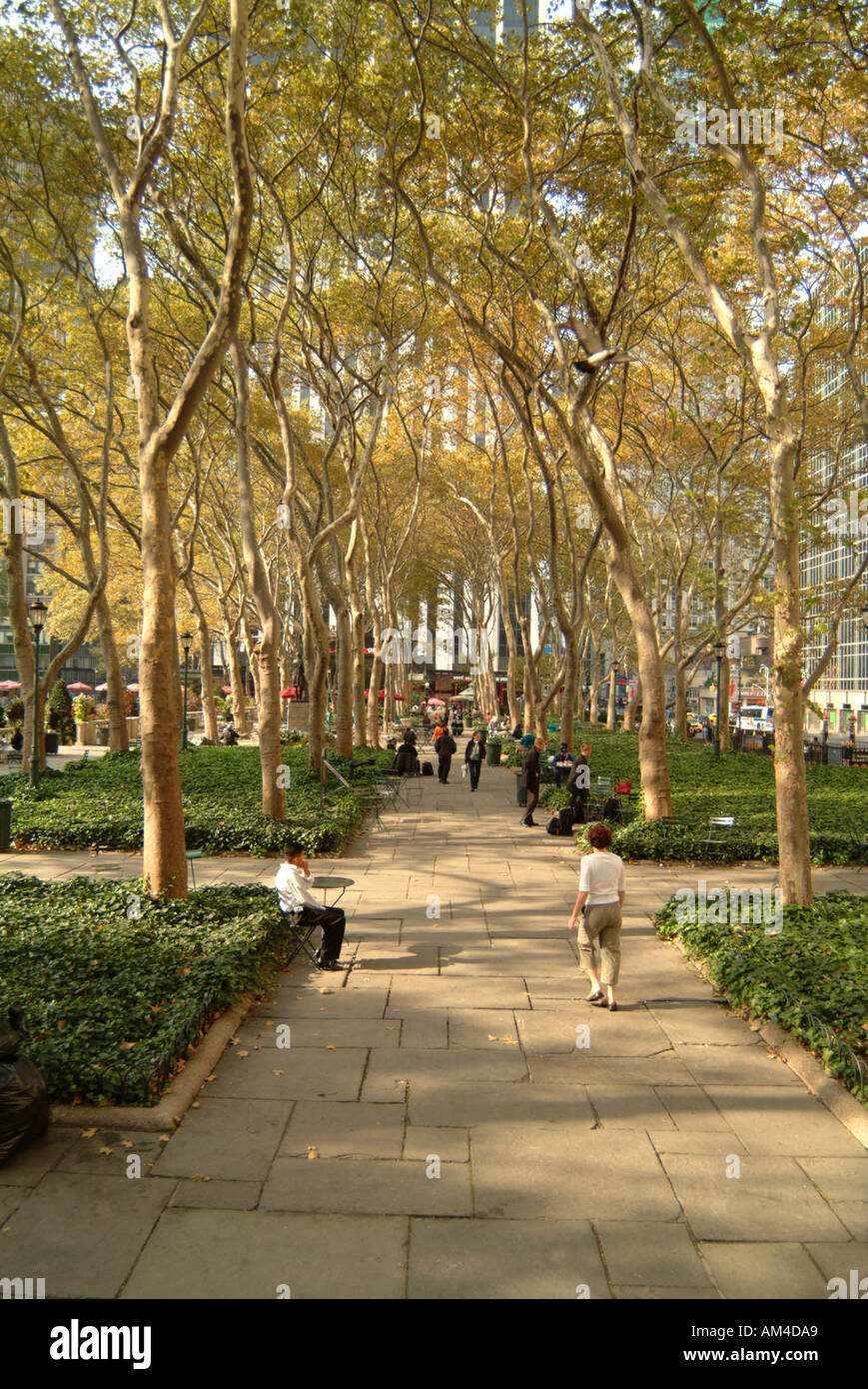 Menschen entspannen im Bryant Park in New York City Stockfoto