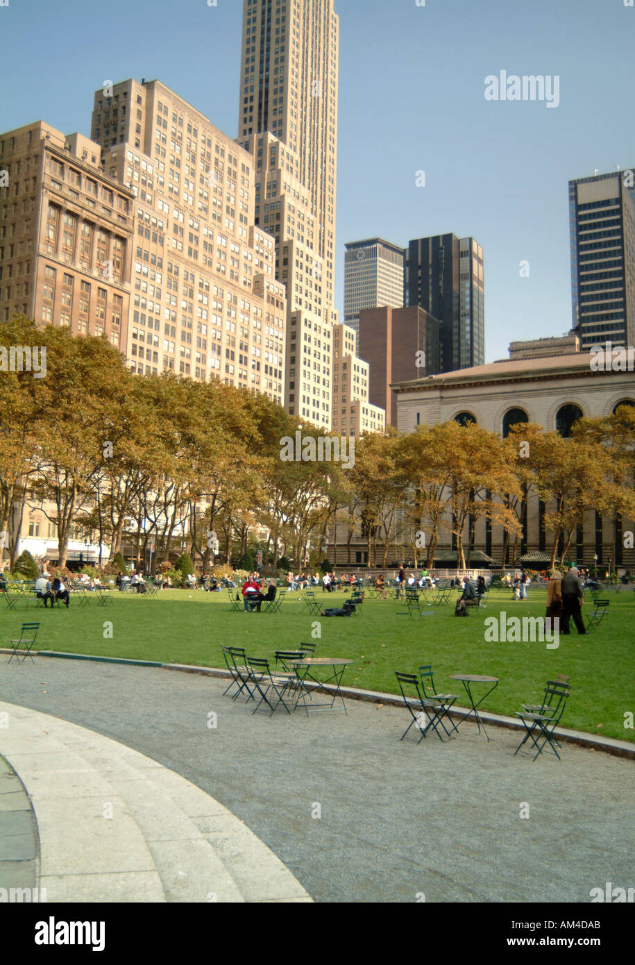 leere Stühle und Tische im Bryant Park in New York City Stockfoto