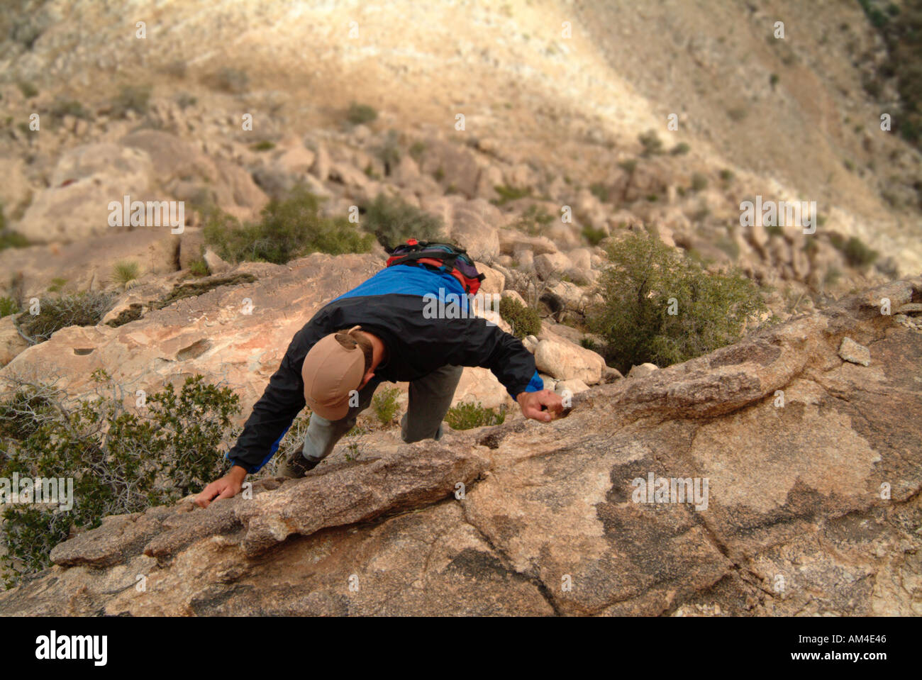 Mann Klettern ohne Seile in Arizona Stockfoto