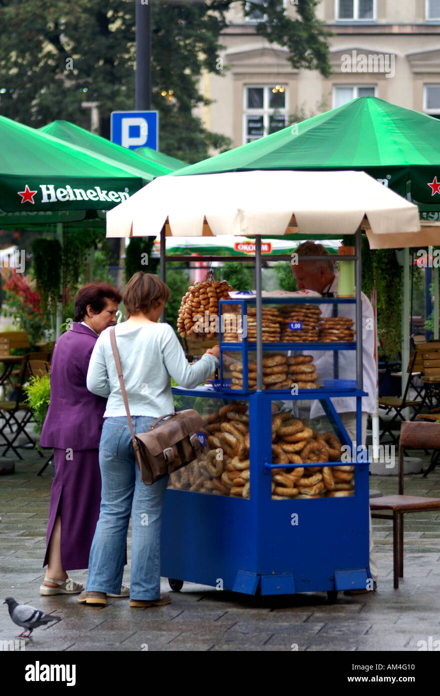 Lebensmittel-Kiosk und Straße Verkäufer in Krakau Polen Stockfoto