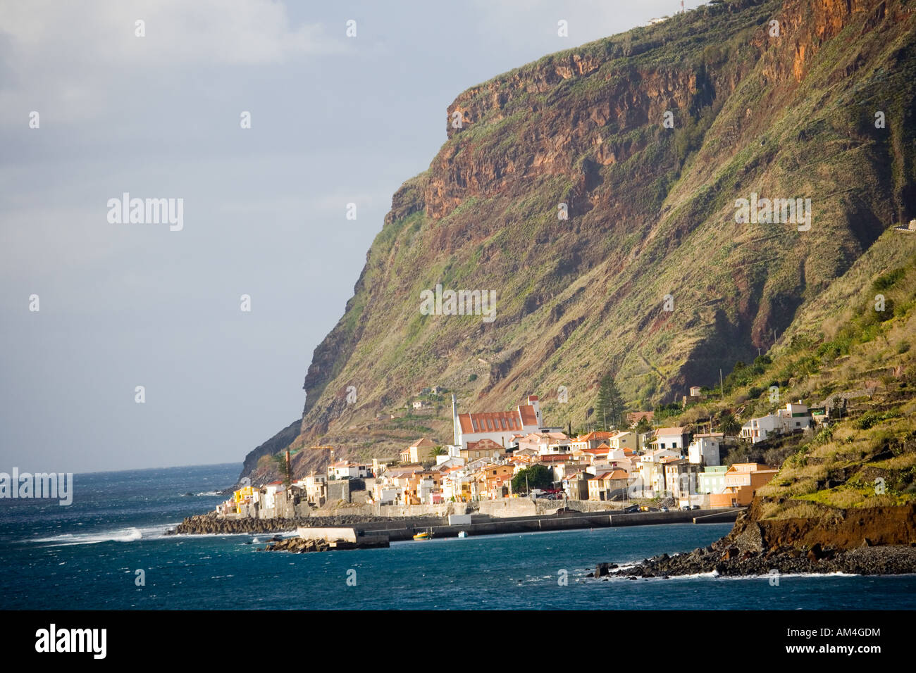 Paul Do Mar, Fischerdorf auf einem schmalen Grundstück unter den riesigen Klippen von Madeira Stockfoto