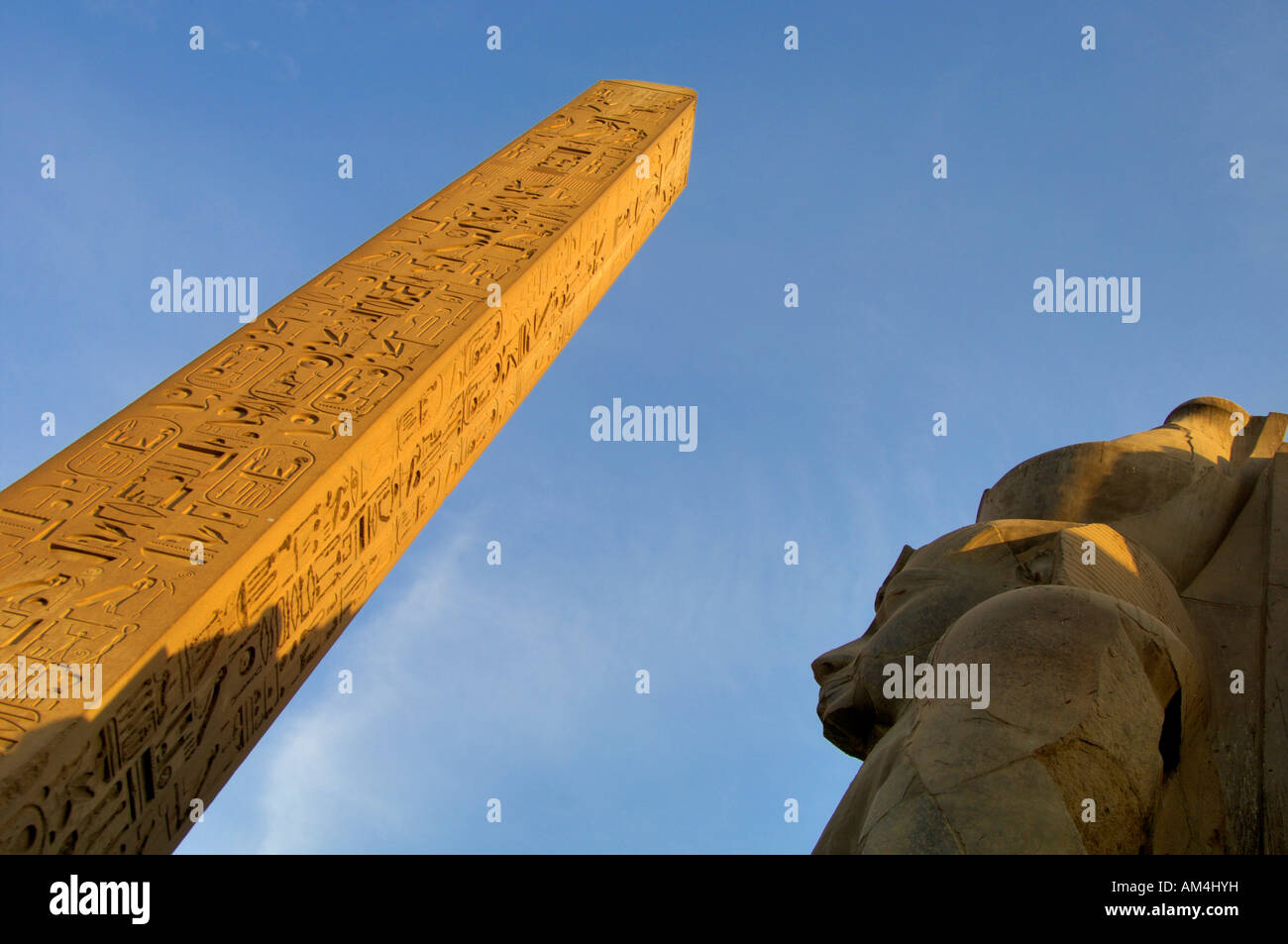 Koloss des Ramses II und Obelisk von Luxor-Tempel-Ägypten-Nordafrika Stockfoto