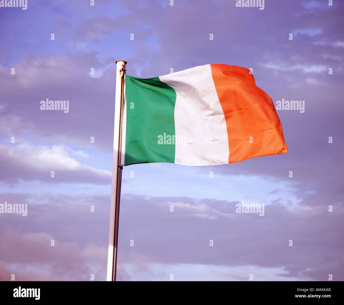 Die irische Trikolore bei Sonnenaufgang fliegen in kleinen Insel County Waterford Stockfoto