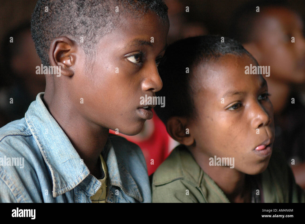 Zwei äthiopische Schuljungen im Unterricht in der Grundschule Choche, Äthiopien Stockfoto