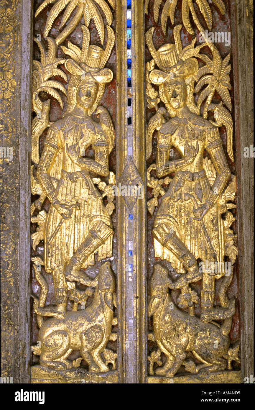 Wat Pa Khe Tempels, Luang Prabang. 19 geschnitzte Tür niederländische Händler darstellt. Stockfoto