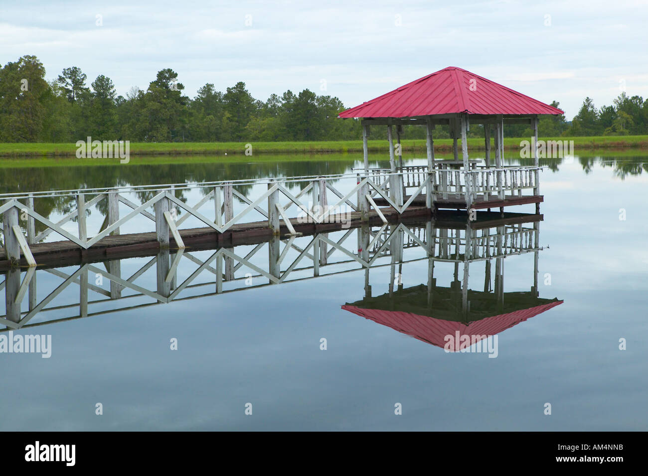 Pavillon mit Boot dock entlang Highway 22 in Central Georgia Stockfoto