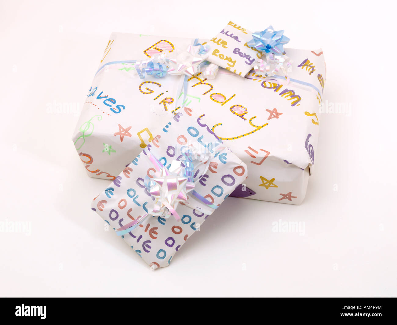 Gegenwärtige Geschenk verpackt in der Hand entworfen, Geschenkpapier Stockfoto