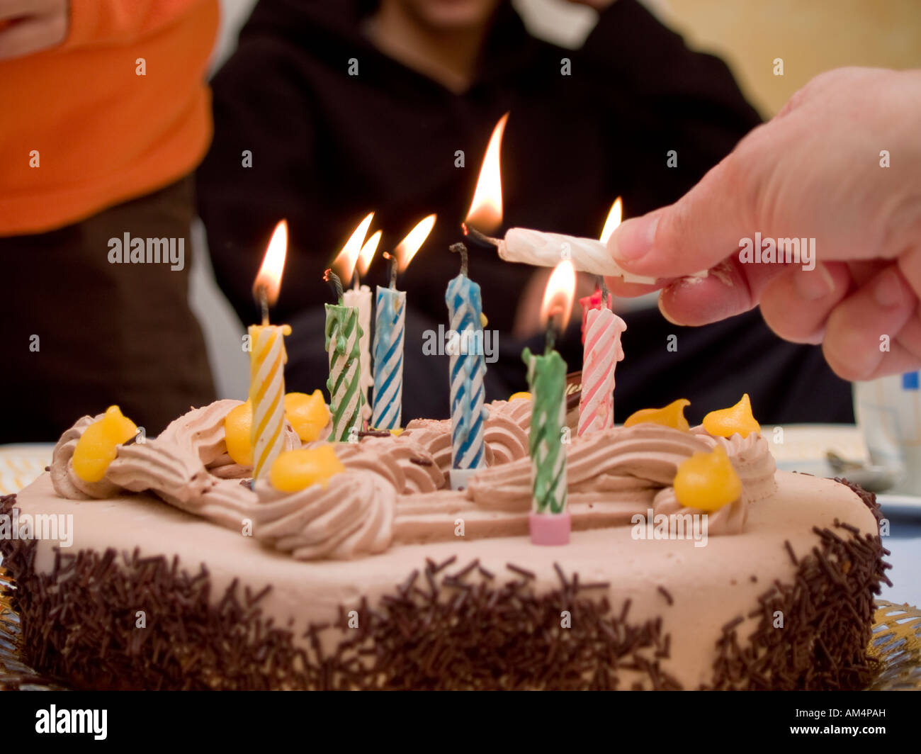 Geburtstagstorte mit brennenden Kerzen Stockfoto