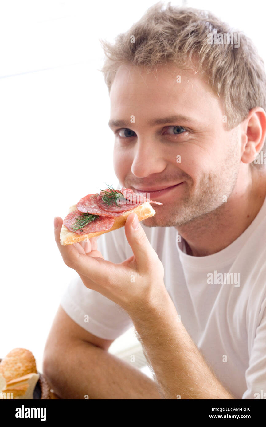 Mann Isst Sandwich Mit Salami Stockfotografie Alamy