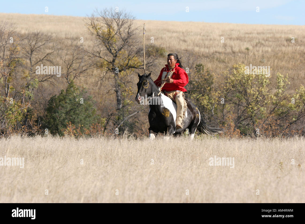 Eine Native American Indian Reiten Reiten auf der Suche nach Ememies durch die Prärie von South Dakota Stockfoto