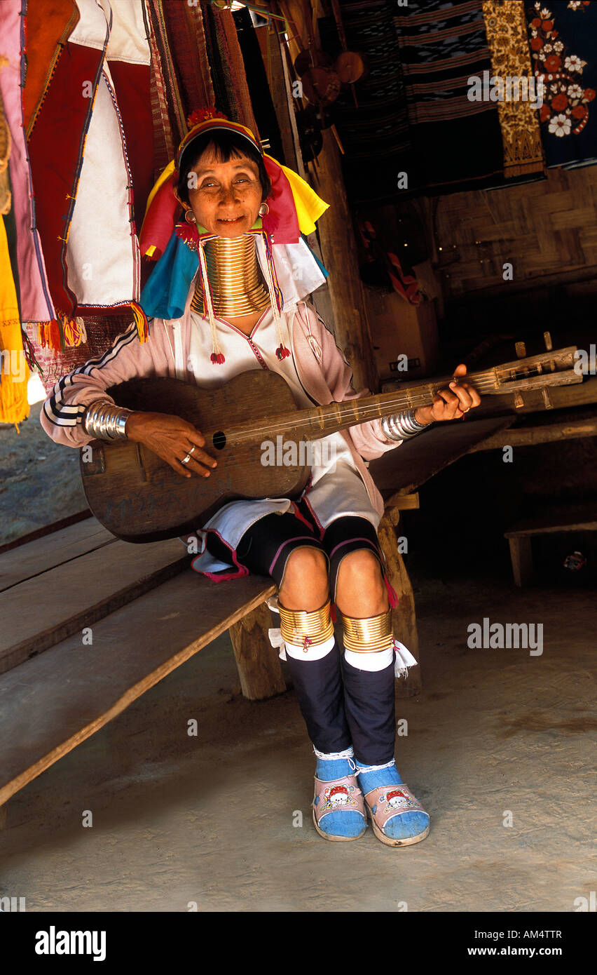 Thailand, Mae Hong Song, Karen ethnische Gruppe, Frau mit langem Hals oder Giraffe Frau spielt Gitarre Stockfoto