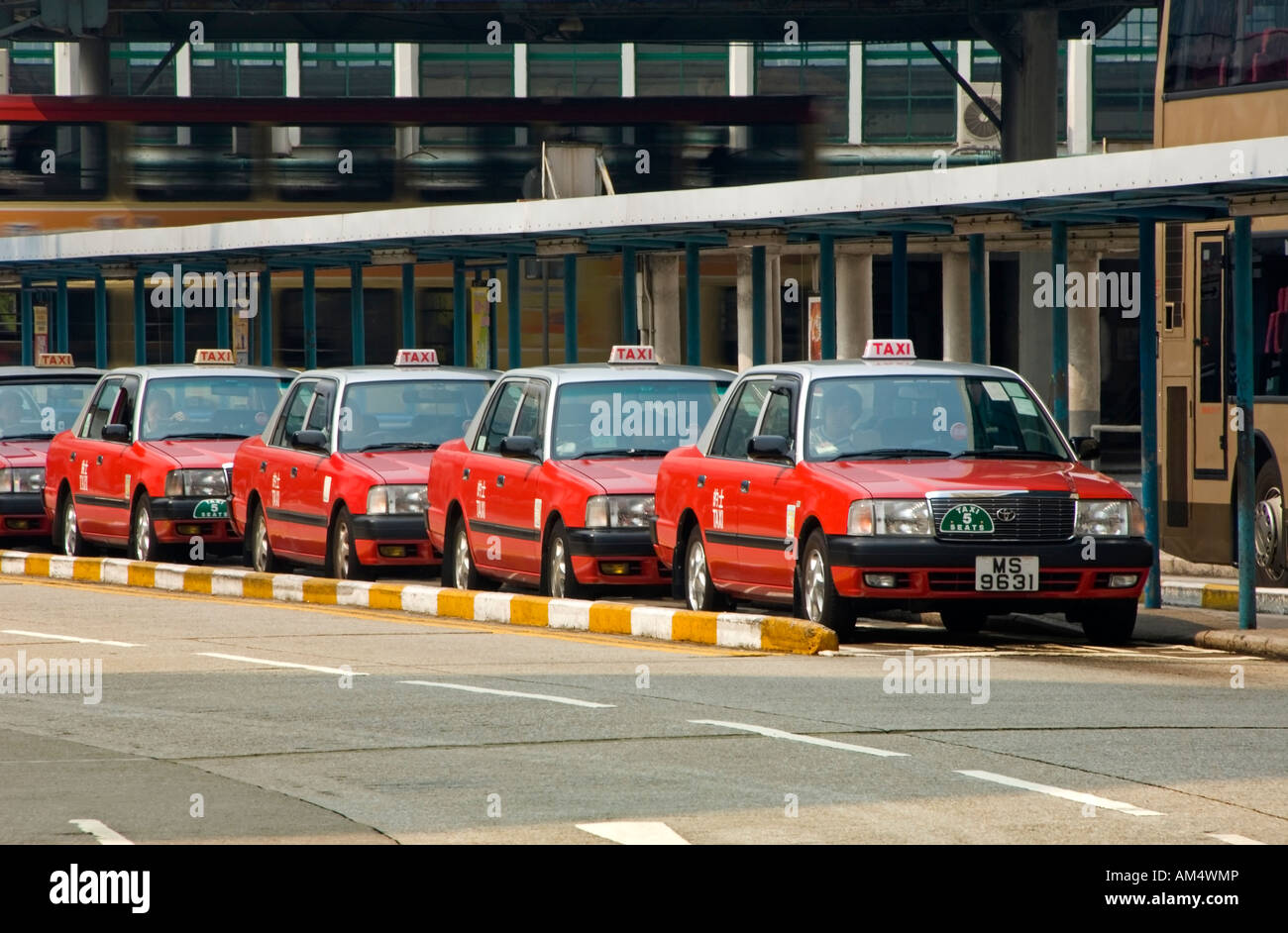 Einer Reihe von Hong Kong Taxis warten auf Tarife am zentralen Busbahnhof, Kowloon, Hong Kong, China, Asien Stockfoto