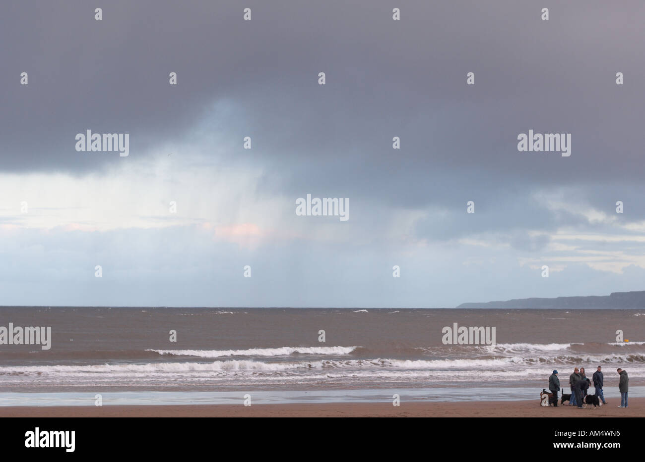 Gruppe von Menschen am Strand von Scarborough Nord-Yorkshre-England Stockfoto