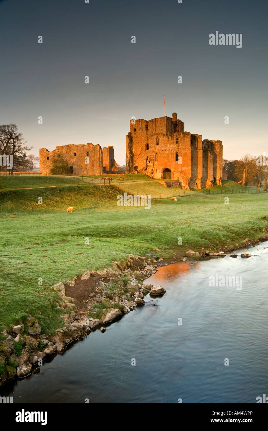 Am frühen Morgenlicht erhellt den Fluss Eamont und zerstörten Mauern von Brougham Castle, in der Nähe von Penrith, Cumbria, England, UK Stockfoto