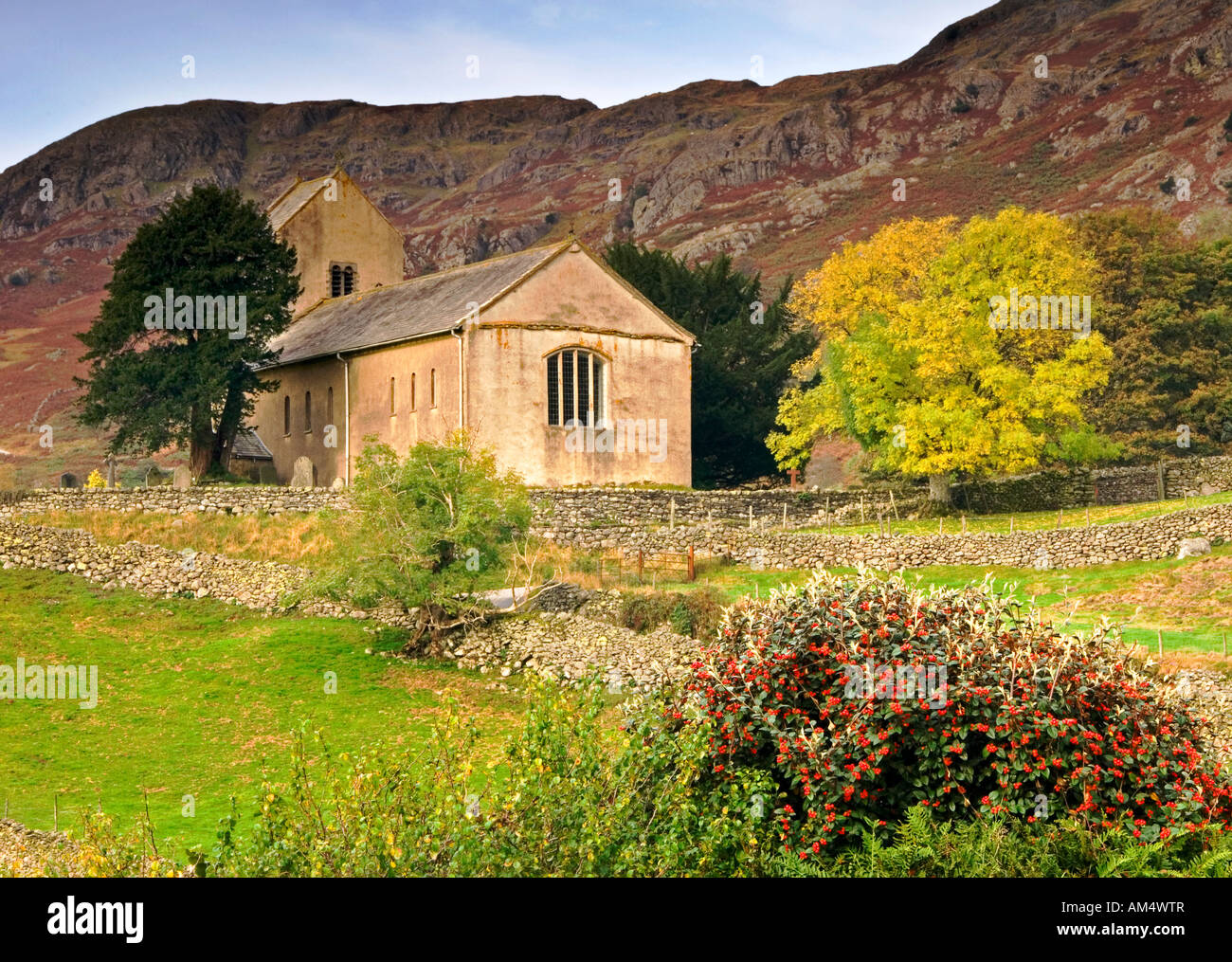 Pfarrkirche St. Cuthbert im Herbst, Dorf Kentmere Nationalpark Lake District, Cumbria, England, UK Stockfoto