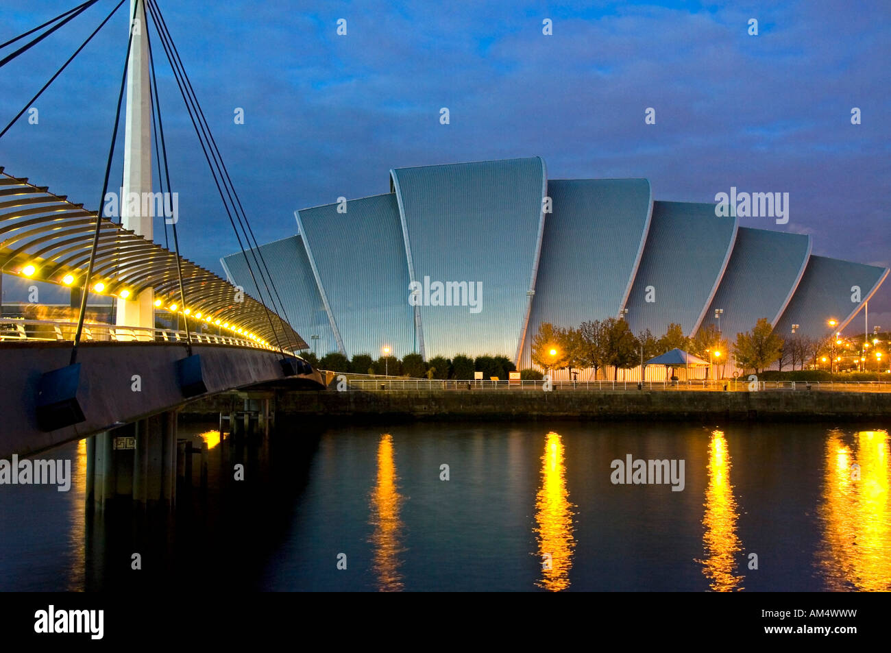 Das Scottish Exhibition und Konferenzzentrum und des Flusses Clyde an der Dämmerung, Glasgow, Schottland, Großbritannien Stockfoto
