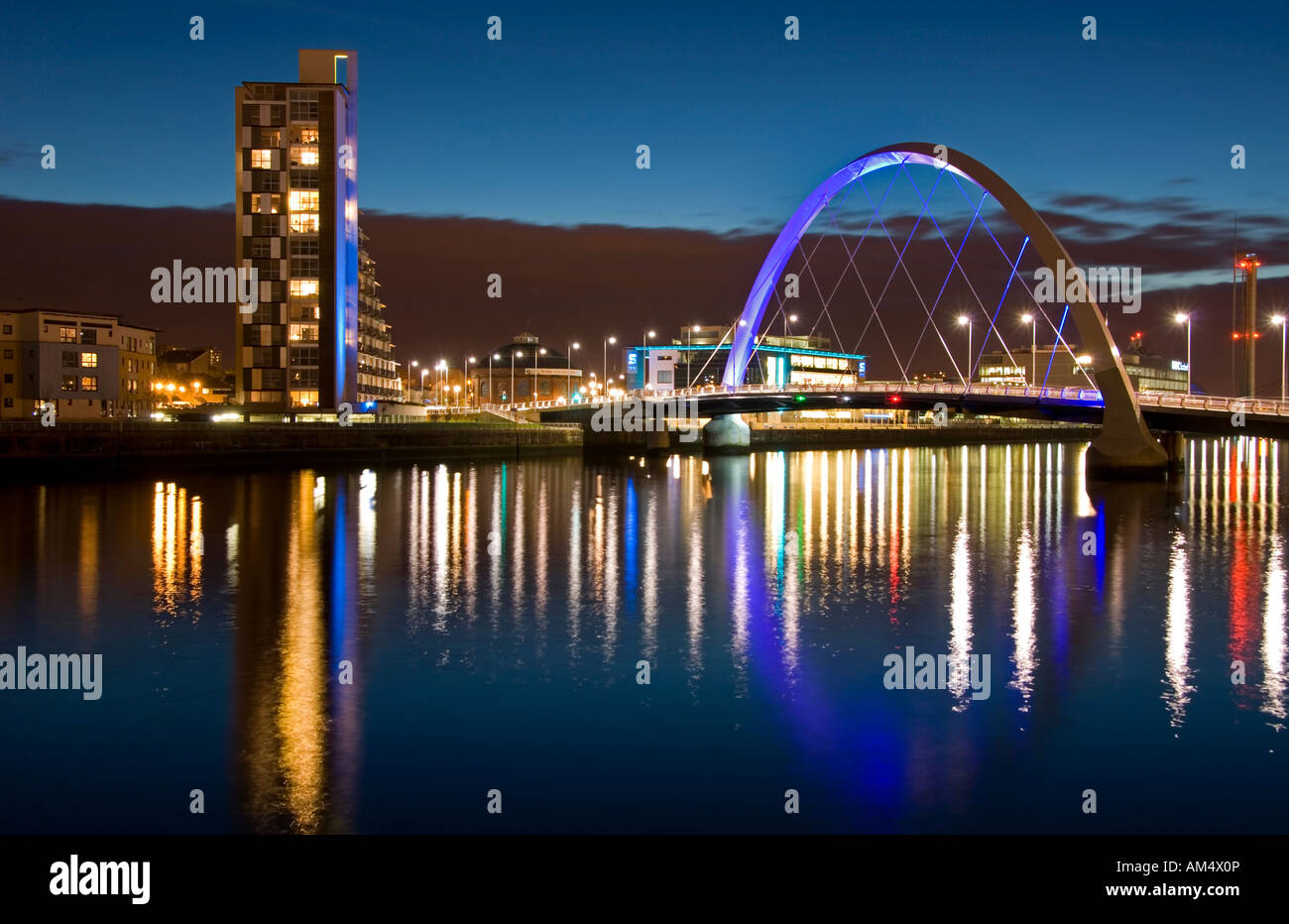 Der Fluss Clyde und Clyde Arc Millennium Bridge bei Nacht, Glasgow, UK Stockfoto