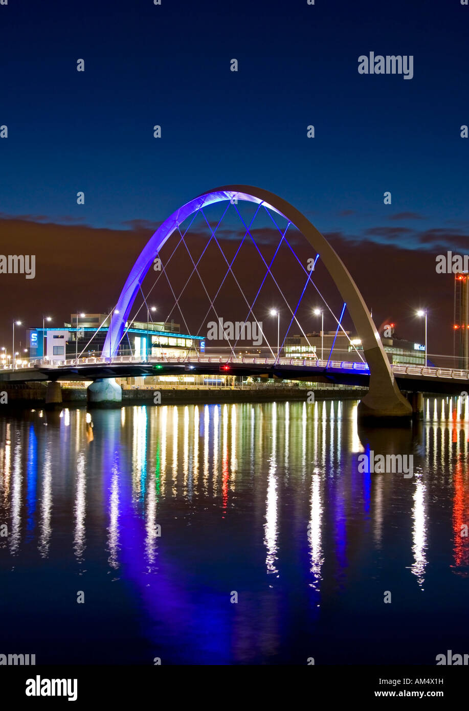Der Fluss Clyde und Clyde Arc Millennium Bridge bei Nacht, Glasgow, UK Stockfoto