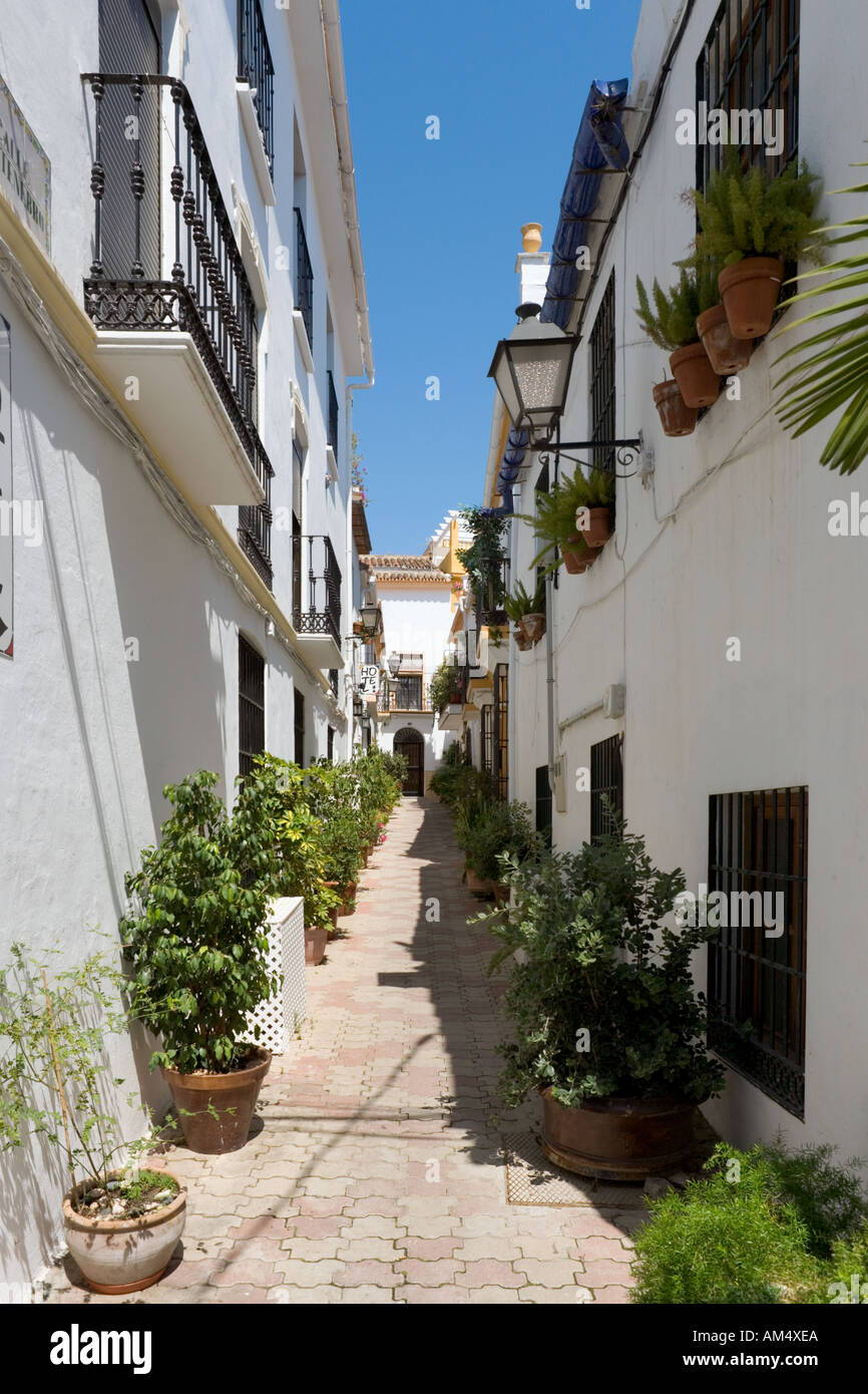 Typische Straße in der Altstadt (Casco Antiguo), Marbella, Costa Del Sol, Andalusien, Spanien Stockfoto