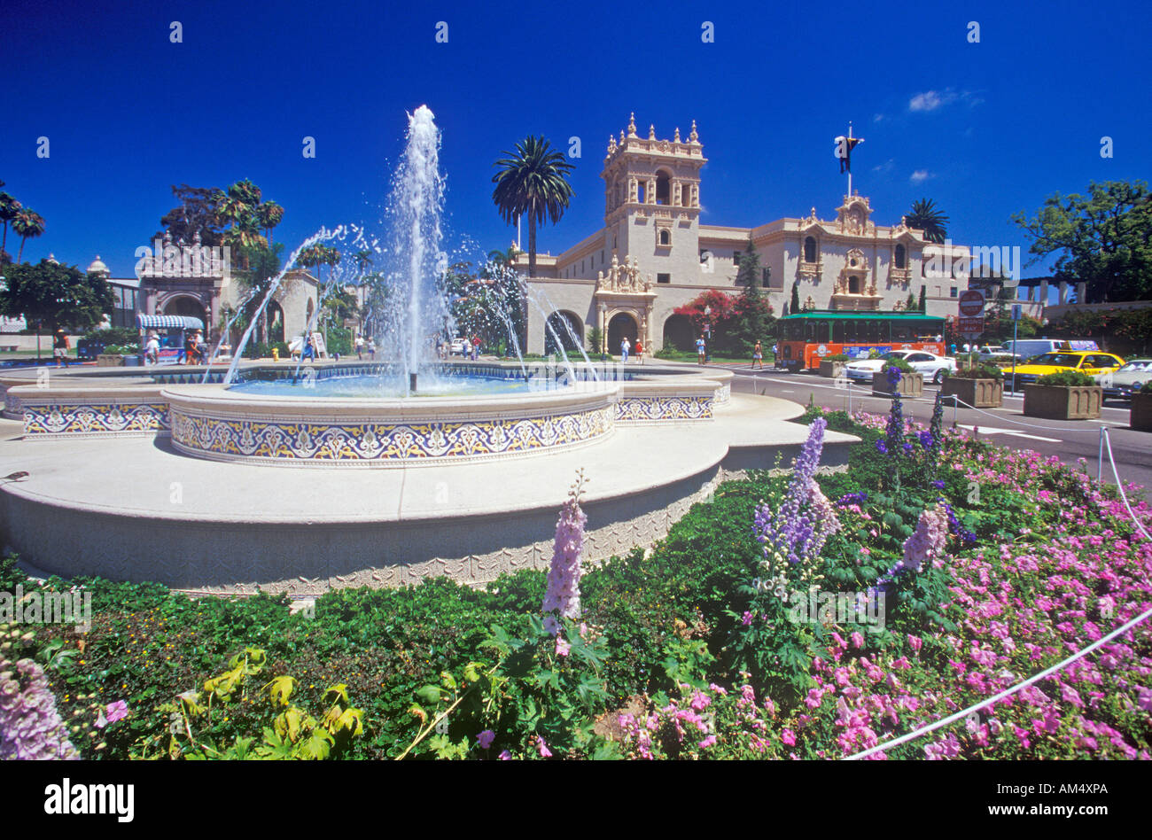 Brunnen und Blumen an Balboa Park Gärten San Diego California Stockfoto