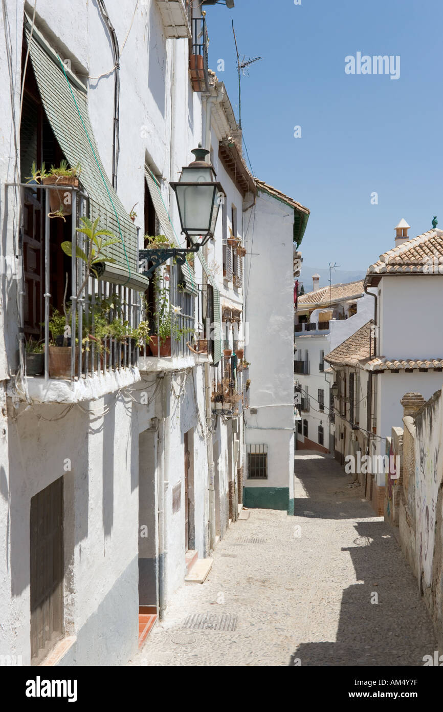 Typische Straße in der Altstadt, Viertel Albaicin, Granada, Andalusien, Spanien Stockfoto