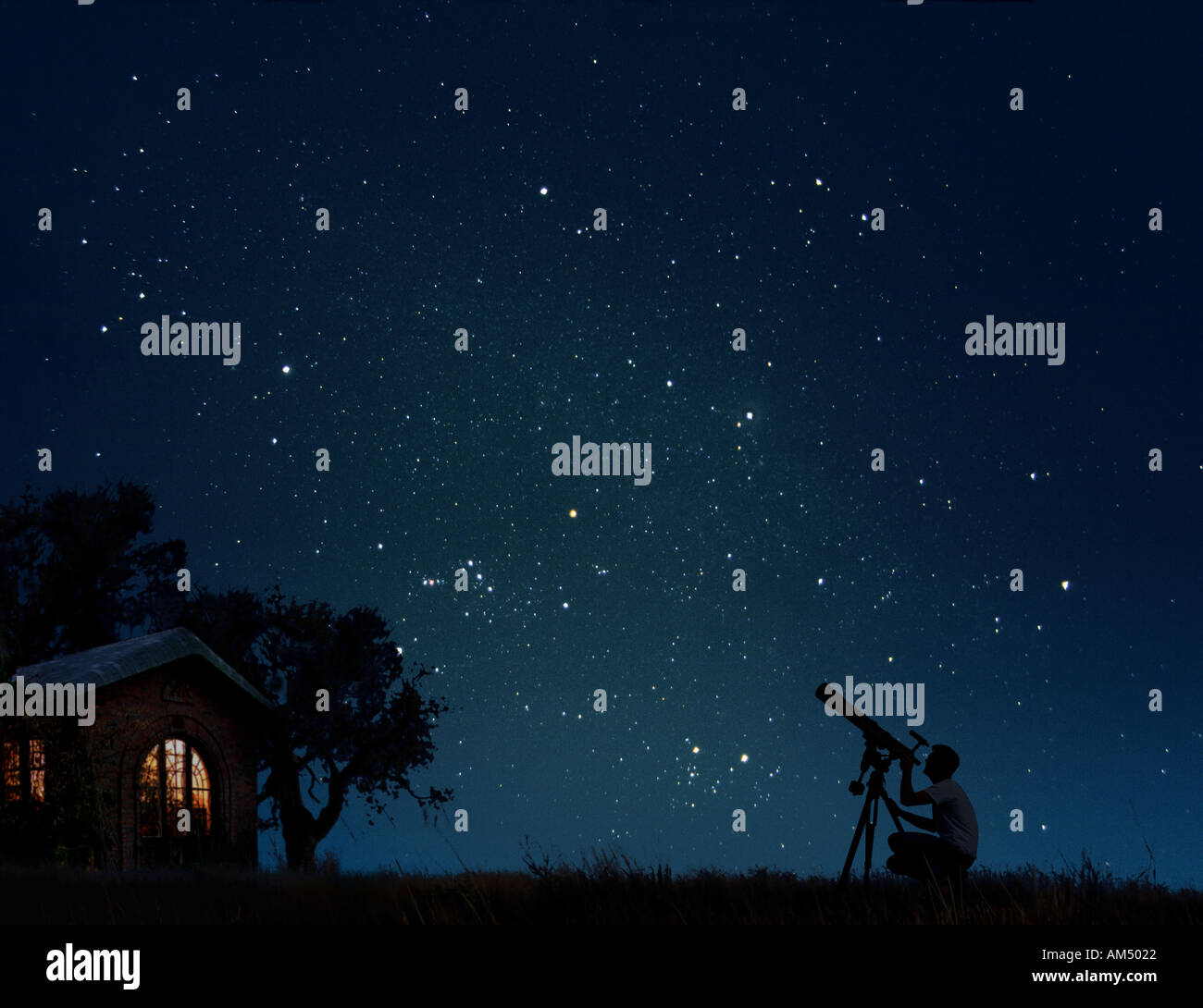 Mann mit Blick auf die Sterne in der Nacht in seinem Hof-Teleskop Stockfoto
