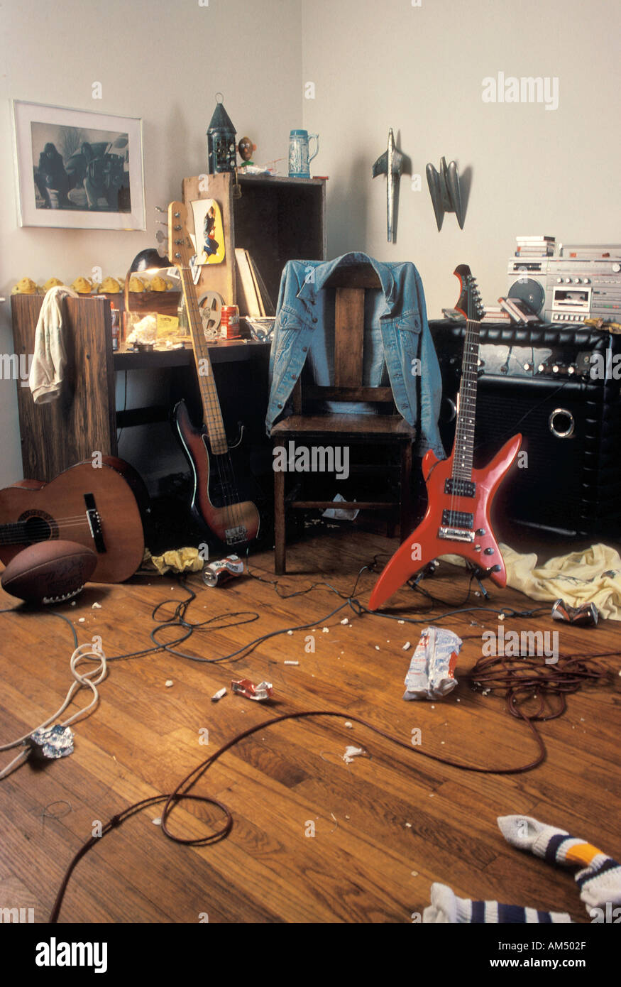 chaotisch Teenie-Alter jungen Zimmer mit Gitarren und schmutzige Wäsche verstreut. Stockfoto