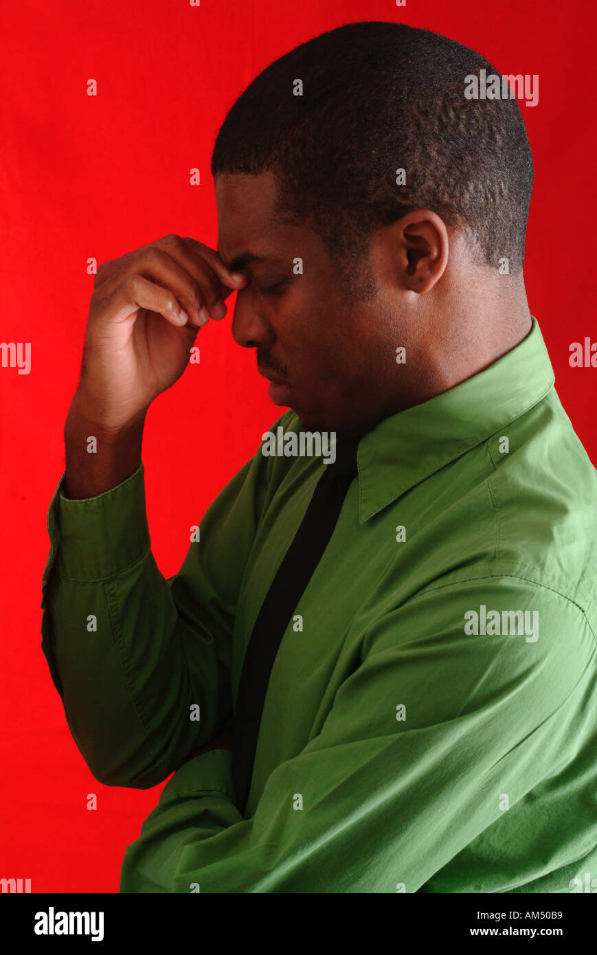Afrikanische amerikanischer Mann schaut gequält und unglücklich Stockfoto