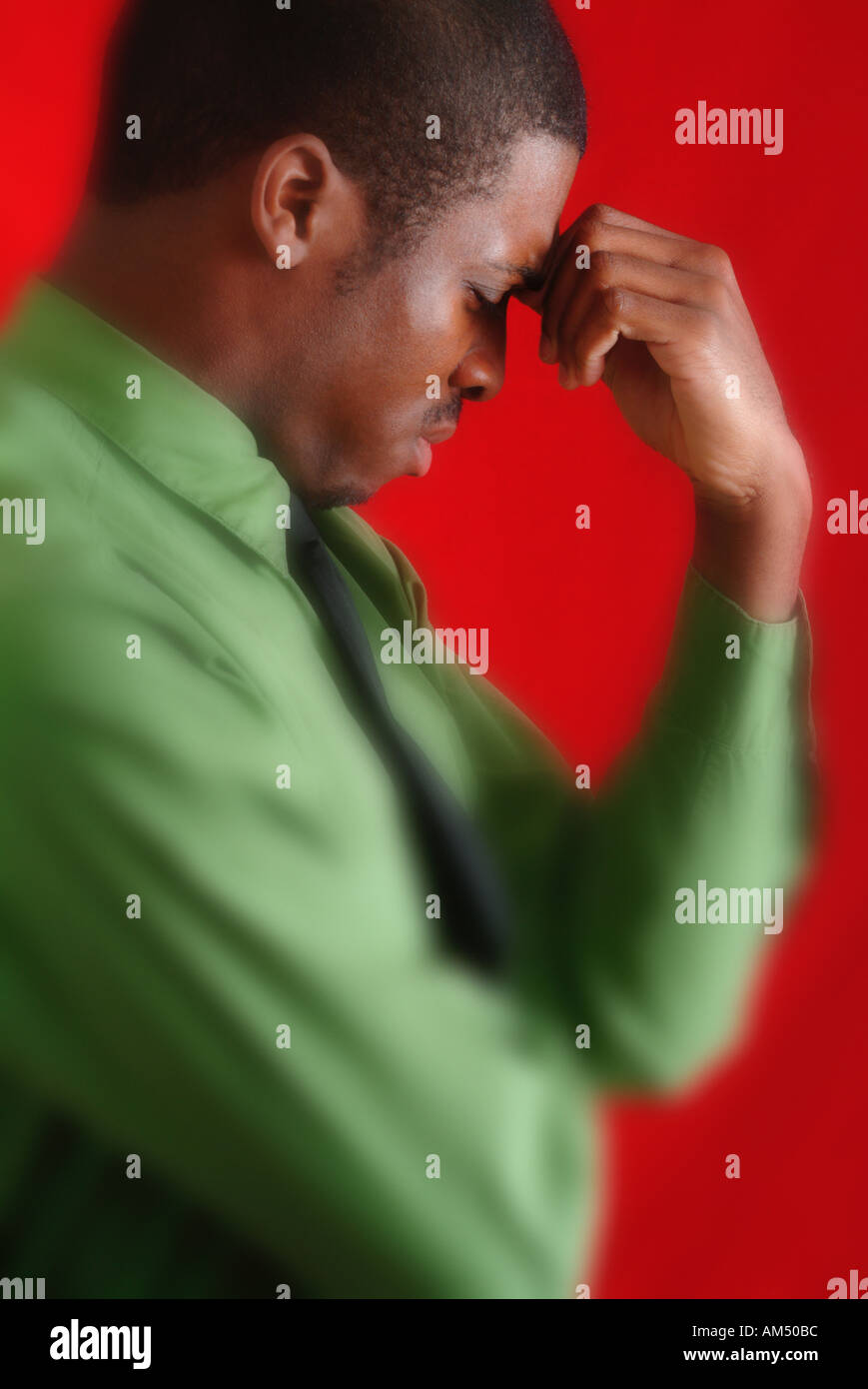 Afrikanische amerikanischer Mann schaut gequält und unglücklich Stockfoto