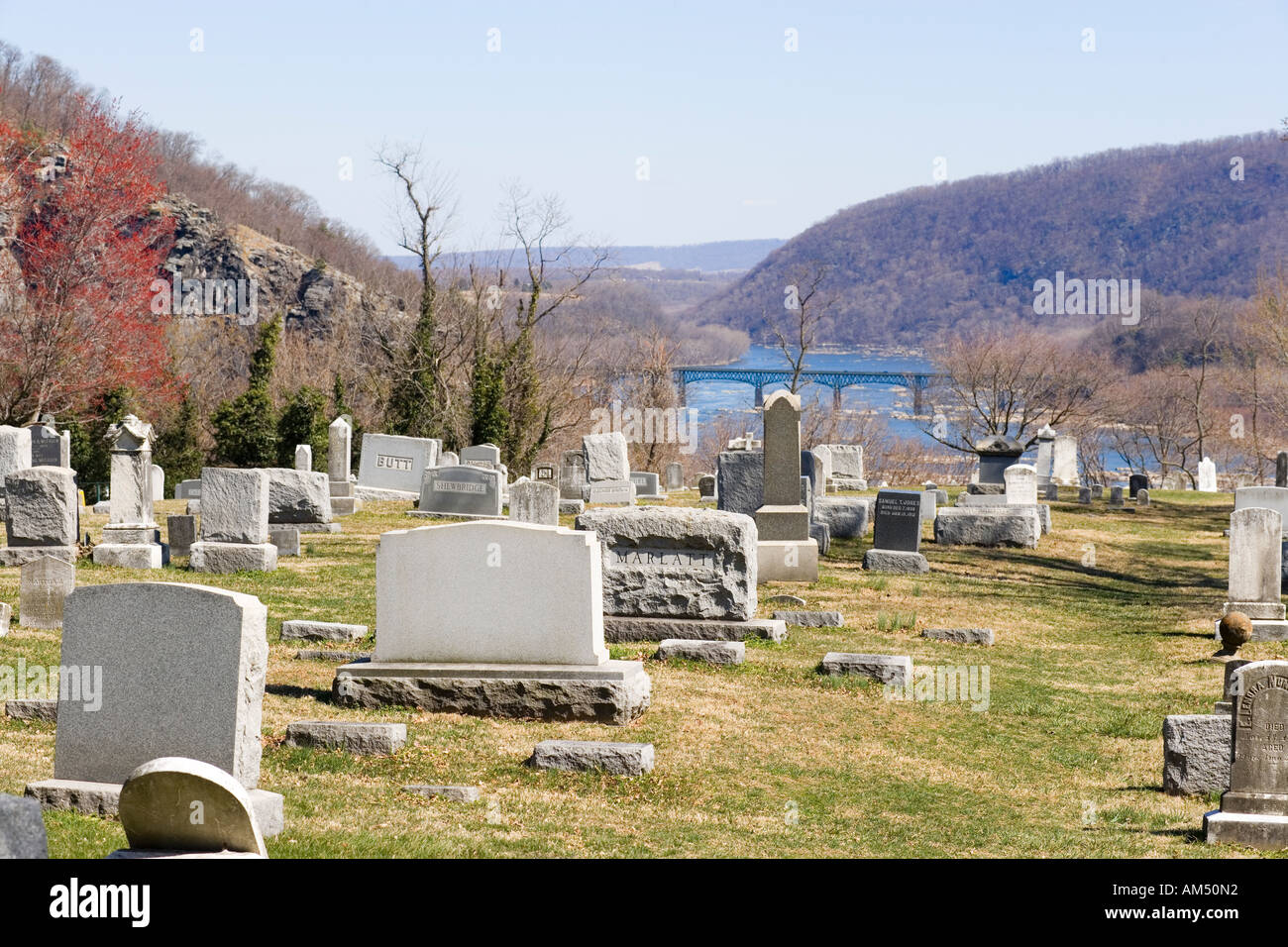 Reihen von Grabsteinen auf historischen Friedhof bei Harpers Ferry mit Blick auf den Zusammenfluss des Potomac und Shenandoah river Stockfoto