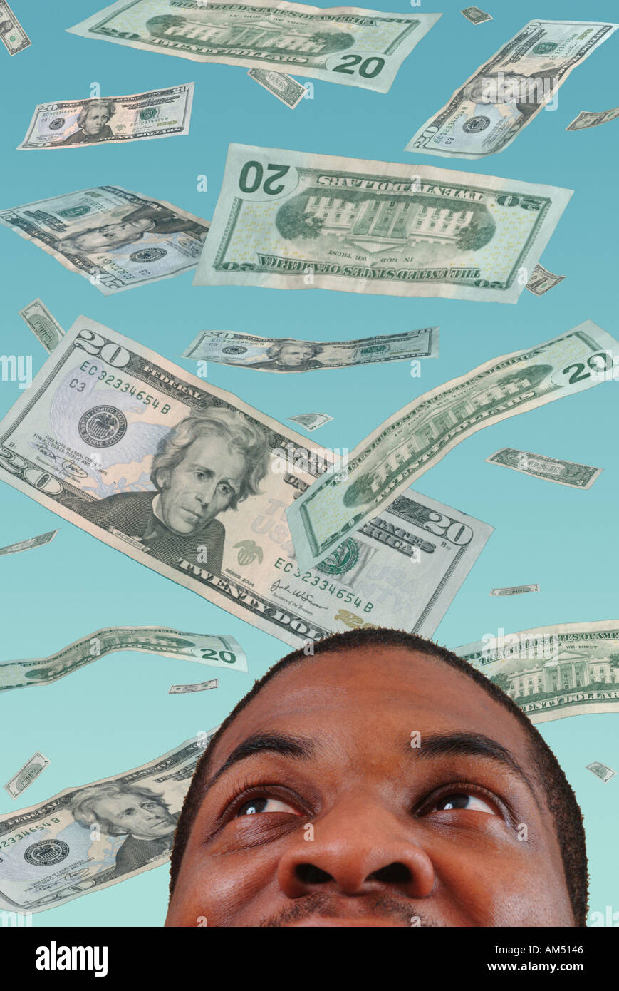 Geld regnen auf ein lächelnder afroamerikanische Mann Stockfoto