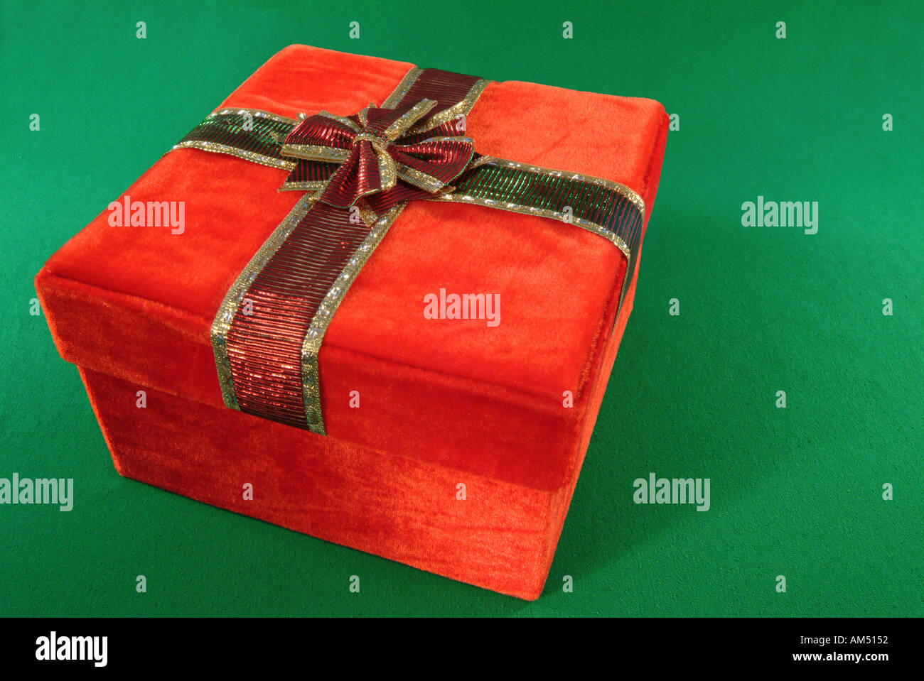 roten Geschenkbox mit Schleife und Bogen. Die Verpackung ist rot samt Stoff Stockfoto