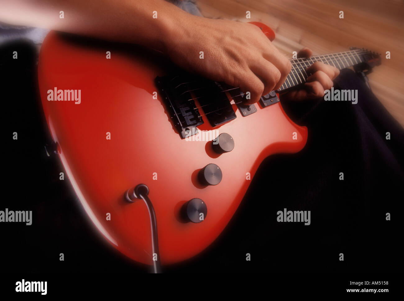 eine rote e-Gitarre spielen Stockfoto