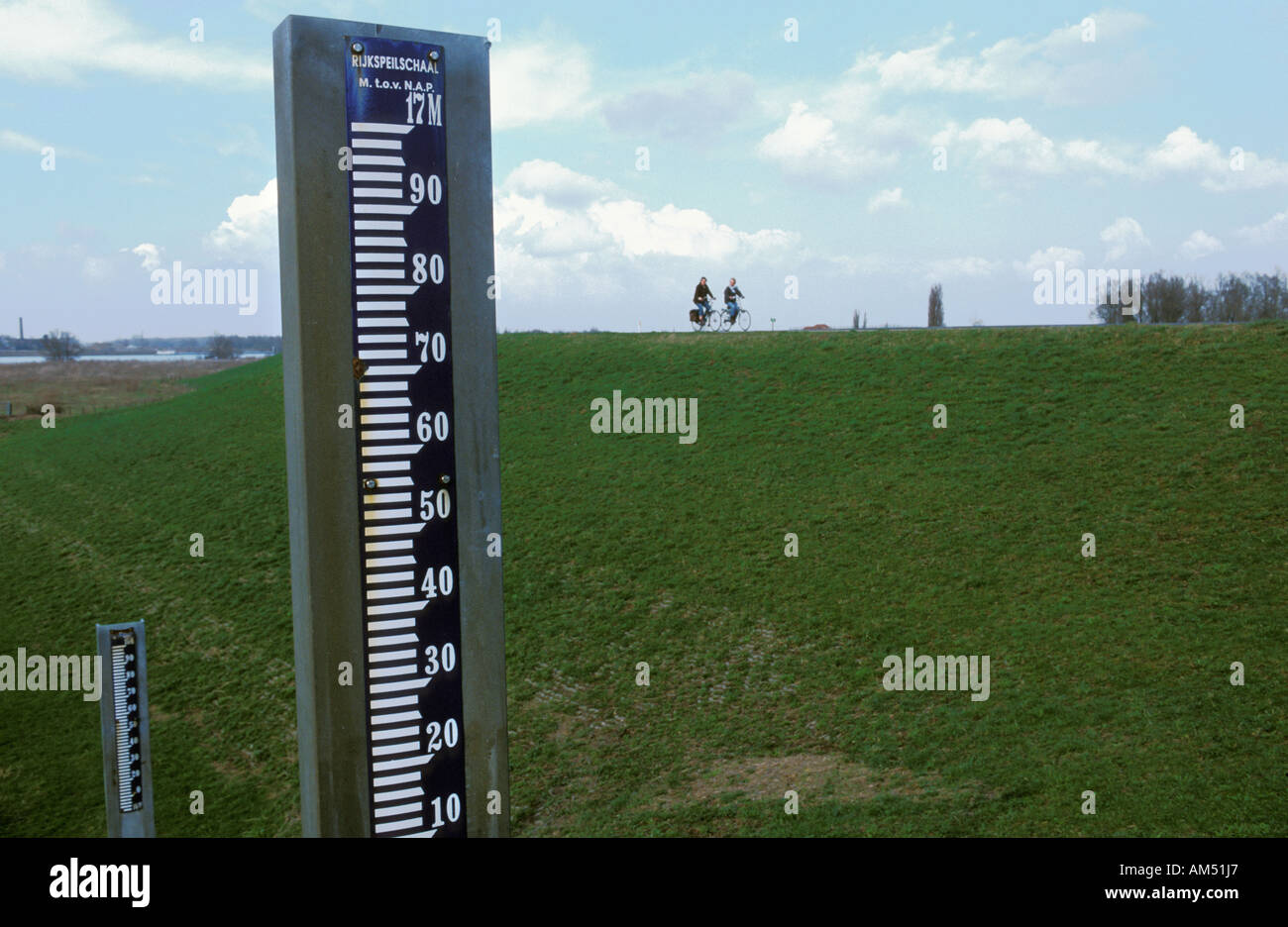 Ooijpolder Deich des Flusses Waal ein Messgerät zur Messung der Wasserstand Stockfoto
